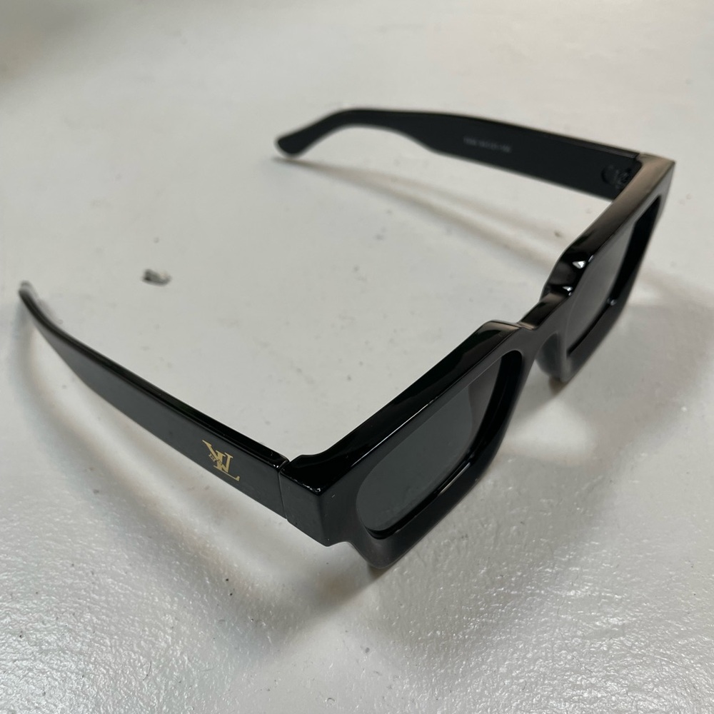 Black square Lv glasses like new comes with no box